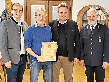 40 Jahre wertvoller Dienst für die Allgemeinheit: Walter Nowak (Zweiter von links) ist seit Jahrzehnten aktives Mitglied bei der Freiwilligen Feuerwehr Ober-/Unterzettlitz und wurde zum Ehrenmitglied ernannt. Eine Auszeichnung, über die sich mit i...