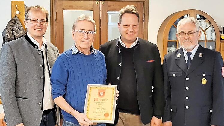 40 Jahre wertvoller Dienst für die Allgemeinheit: Walter Nowak (Zweiter von links) ist seit Jahrzehnten aktives Mitglied bei der Freiwilligen Feuerwehr Ober-/Unterzettlitz und wurde zum Ehrenmitglied ernannt. Eine Auszeichnung, über die sich mit i...