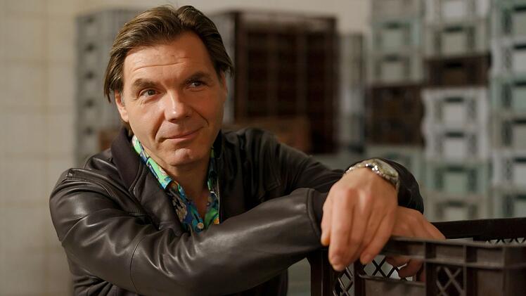 Mithilfe von Bäcker Kowalski (Max Hopp) will sich Tina selbstständig machen.