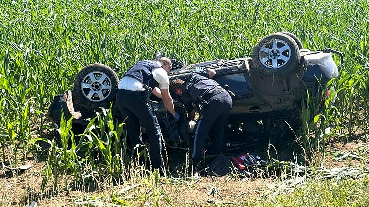 Audi kommt im Kreis Roth von Stra&szlig;e ab und &uuml;berschl&auml;gt sich