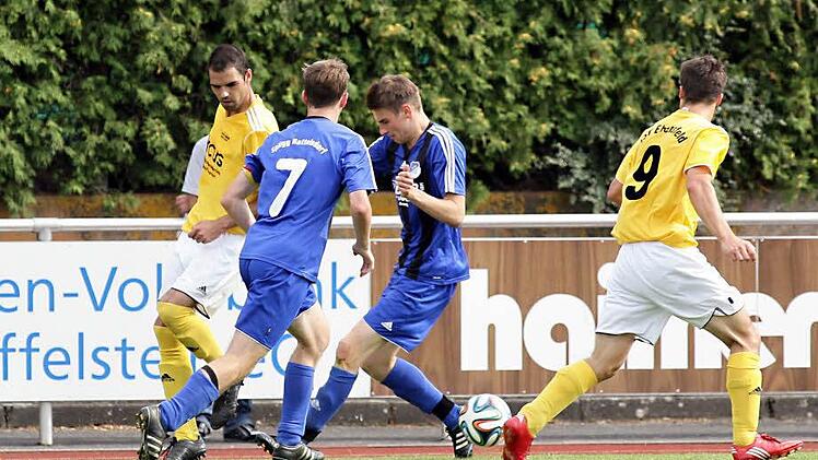 TSV Ebensfeld - SpVgg Rattelsdorf. Der zweifache Torschütze Benedikt Quinger (l.) passt den Ball zu Dominik Kremer (r.); dazwischen die Rattelsdorfer Tommy Grünert und Janik Welzer. Foto: sportpress