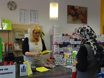 Asylbewerber bekommen für Bekleidung und Schuhe monatlich einen Wertgutschein. Für Helga Derra aus dem Schuladen in Ebern ist es eine Selbstverständlichkeit, dabei mitzumachen.  Foto: Johanna Eckert