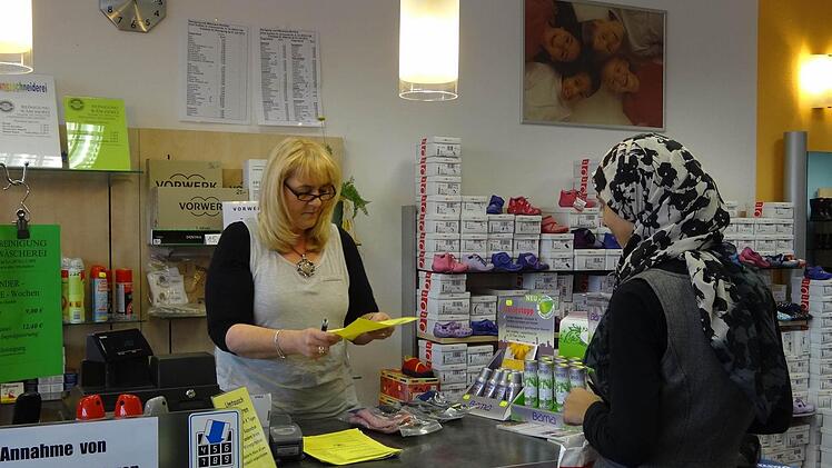 Asylbewerber bekommen für Bekleidung und Schuhe monatlich einen Wertgutschein. Für Helga Derra aus dem Schuladen in Ebern ist es eine Selbstverständlichkeit, dabei mitzumachen.  Foto: Johanna Eckert