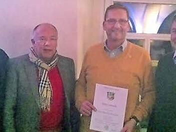 Manfred Reimann (2. v. r.) wurde von Bürgermeister Gerhard Wunder (r.) für seine 40-jährige aktive Musikertätigkeit geehrt - links Zweiter Vorsitzender Frank Hauck und Erster Vorsitzender Stefan Hümmer. Foto: Hauck