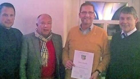 Manfred Reimann (2. v. r.) wurde von Bürgermeister Gerhard Wunder (r.) für seine 40-jährige aktive Musikertätigkeit geehrt - links Zweiter Vorsitzender Frank Hauck und Erster Vorsitzender Stefan Hümmer. Foto: Hauck