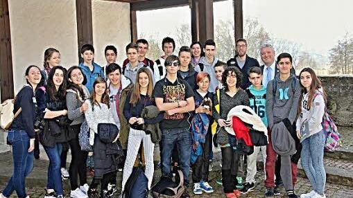 Das obligatorische Erinnerungsfoto im Rathaushof in Ebern. Bürgermeister Jürgen Hennemann (Dritter von rechts) und Lehrerin Anette Heinz vom Friedrich-Rückert-Gymnasium Ebern (Zehnte von rechts) mit den spanischen Schülerinnen und Schülern sowie deren Lehrkräften (Fünfter und Sechste von rechts).  Fotos: Helmut Will