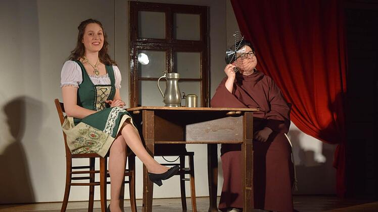Marie Martin (Alina Abel, 10a) beichtet dem Mönch Bruder Fernandel (Elias Schmidt, 8f), dass jeder Gast der "Roten Herberge" ausnahmslos zu Tode kommt. Foto: Daniela Pondelicek