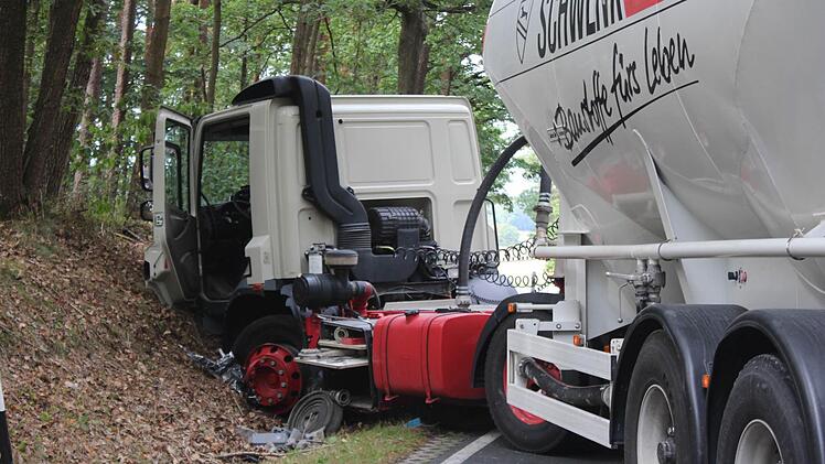 Der Sattelzug krachte nach dem Zusammenstoß in die Böschung. Foto: Andreas Dorsch