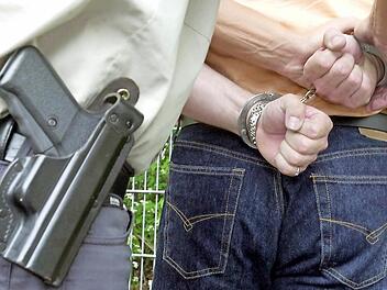 Polizisten müssen jederzeit auf mögliche Angriffe vorbereitet sein. Im Notfall auch angemessen hart durchgreifen.  Foto: Archiv/Markus Führer
