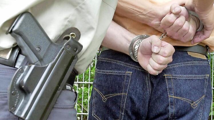 Polizisten müssen jederzeit auf mögliche Angriffe vorbereitet sein. Im Notfall auch angemessen hart durchgreifen.  Foto: Archiv/Markus Führer