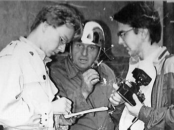 Im September und Oktober 1990 haben die Thüringer-Tag-Volontäre Jörg Ruppelt und Stephan Breidt (rechts) gemeinsam die Fahrschule absolviert. Während einer Theoriestunde löste auf dem benachbarten Rathaus von Saalfeld die Sirene aus, die beiden stürmten raus. Am Brandort "briefte" sie der damalige Feuerwehrchef Gunter Balke.  Foto: privat