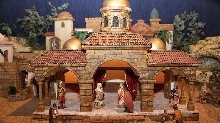 In den nächsten Wochen wird der Tempel noch bevölkert. Zu Ostern werden in der Passionskrippe mehr als 100 Figuren stehen.