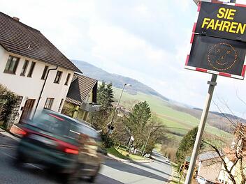 In Neubanz stehen in beide Fahrtrichtungen Temposys-Geräte. Und das aus gutem Grund, denn besonders die lange Straße bergab verlockt zum Schnellfahren. Dieser Autofahrer konnte den Smiley gerade noch so zum Lachen bringen. Fotos: Lisa Kieslinger