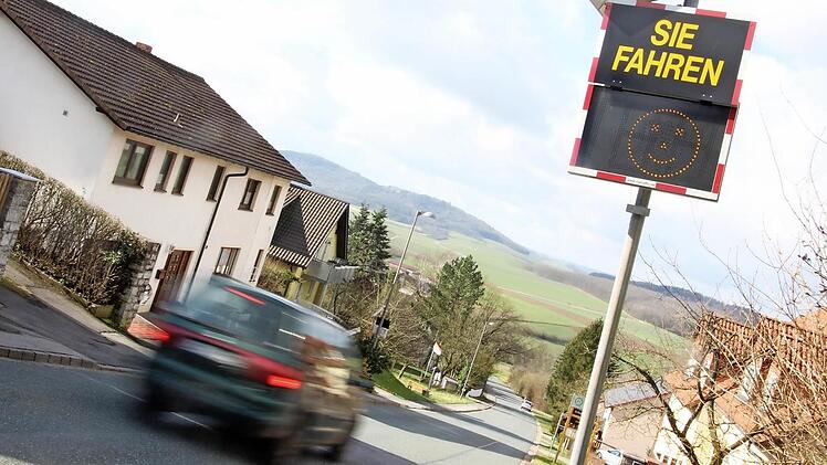 In Neubanz stehen in beide Fahrtrichtungen Temposys-Geräte. Und das aus gutem Grund, denn besonders die lange Straße bergab verlockt zum Schnellfahren. Dieser Autofahrer konnte den Smiley gerade noch so zum Lachen bringen. Fotos: Lisa Kieslinger