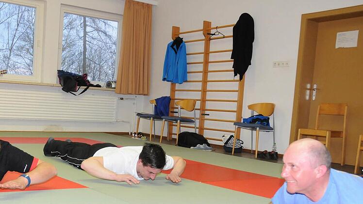 Trockenschwimmen im Dojo in der ehemaligen Schule am Eulhack im Ortsteil Roßfeld Foto: Natalie Schalk