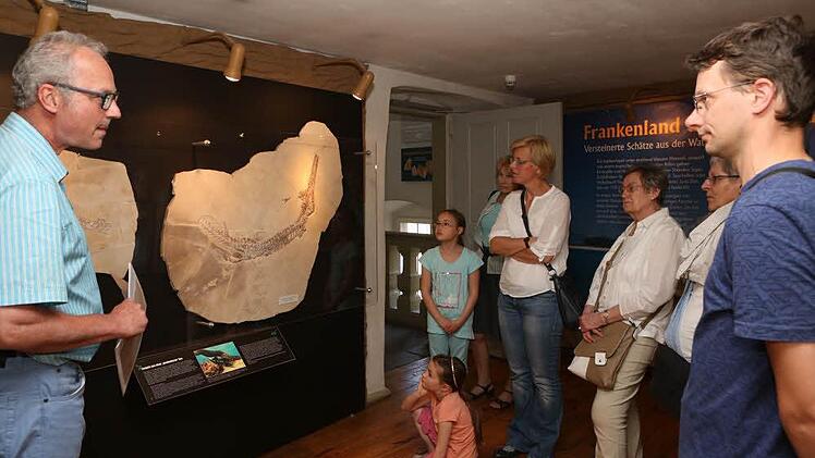 832 Besucher verzeichnete Hausherr Matthias Mäuser (l.) im Naturkundemuseum. Foto: Barbara Herbst