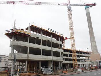 Der Rohbau des neuen Landratsamts zwischen Erlanger Stadtwerken und Arcaden muss bis August fertig sein. Bis Winter soll die Fassade dicht sein. Danach beginnt der Innenausbau. Im Frühjahr 2018 soll das Amt dann in die neuen Räume umziehen. Foto: Christian Bauriedel