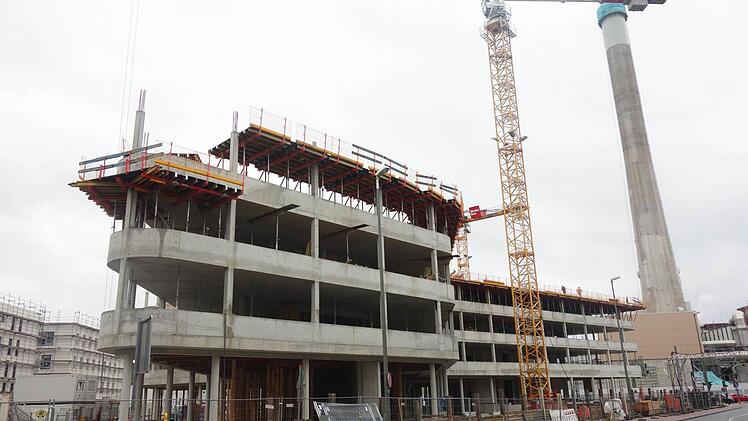 Der Rohbau des neuen Landratsamts zwischen Erlanger Stadtwerken und Arcaden muss bis August fertig sein. Bis Winter soll die Fassade dicht sein. Danach beginnt der Innenausbau. Im Frühjahr 2018 soll das Amt dann in die neuen Räume umziehen. Foto: Christian Bauriedel