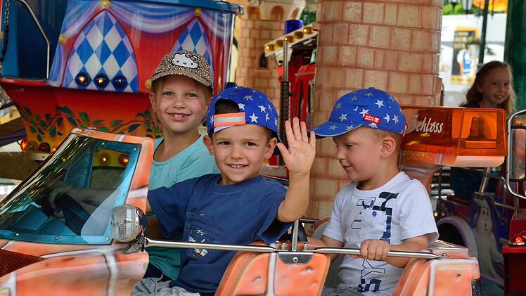 Das Kinderkarussell bringt die Augen der kleinsten Besucher zum Leuchten. Einmal im Fahrzeug wollen die Kinder gar nicht mehr aufh&ouml;ren. Foto: privat