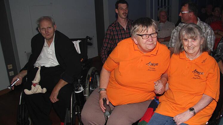 Der Amigos-Fan-Club Weiß-Blau, erkennbar an den orangefarbenen T-Shirts, versäumt kein Konzert seiner Idole. Foto: Sonny Adam