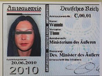 Mit solchen selbst gefertigten Dokumenten weisen sich "Reichsbürger" vor Gericht aus.  Foto: Archiv