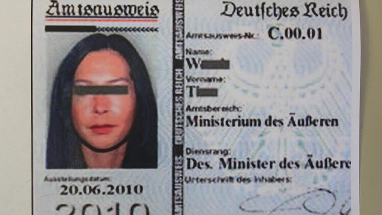 Mit solchen selbst gefertigten Dokumenten weisen sich "Reichsbürger" vor Gericht aus.  Foto: Archiv