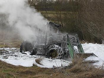 Nicht der erste Schnee sondern L&ouml;schschaum: Trotz des Einsatzes der Feuerwehr ist der Traktor bei Knetzgau ausgebrannt. Foto: Christiane Reuther