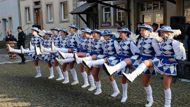 Bei Sonnenschein tanzen, schunkeln und singen kleine und große Narren beim "Faschingsfez" auf dem Anger. Nicht nur die Organisatoren freut's. Foto: Dieter Britz