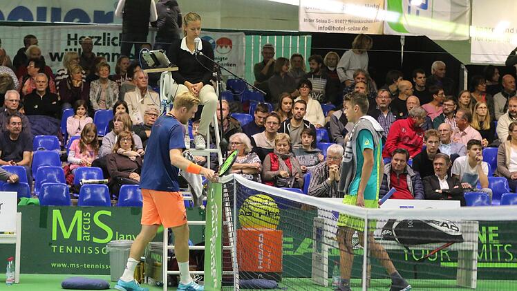Seitenwechsel im House of Sports: Matthias Bachinger (li.) und Alex de Minaur trafen im dritten Spiel des Tages aufeinander.  Fotos: Bertram Wagner