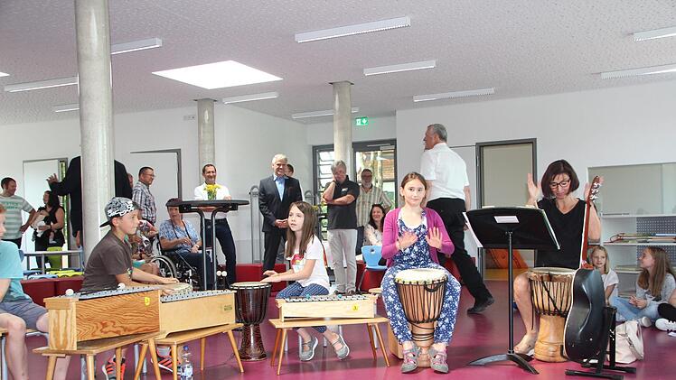 Die Orff-Gruppe um Jutta HelbigEckehard Kiesewetter