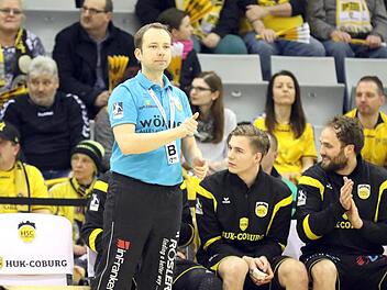 Daumen hoch für die neue Saison: HSC-Trainer Jan Gorr muss in den kommenden Wochen eine harmonische Einheit formen. Auch  Jakob Knauer und Sebastian Weber (rechts)  werden Bestandteil sein.  Foto: Timo Geldner