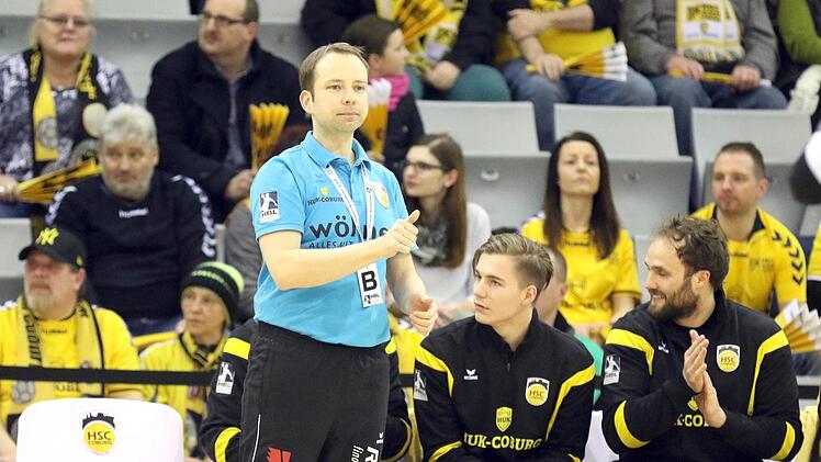 Daumen hoch für die neue Saison: HSC-Trainer Jan Gorr muss in den kommenden Wochen eine harmonische Einheit formen. Auch  Jakob Knauer und Sebastian Weber (rechts)  werden Bestandteil sein.  Foto: Timo Geldner