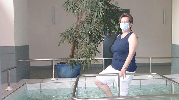 Eine Mitarbeiterin der Klinik Hartwald demonstriert die Wasseranwendung. Im Kneipp-Becken ist aktuell nur eine Person zugelassen. Foto: Luciane Rinke