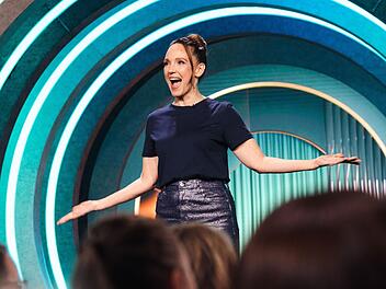 "Um in Stimmung zu kommen, brauchen wir vor allen Dingen Entspannung!", erkl&auml;rt Carolin Kebekus in ihrer Show und appellierte an Ehem&auml;nner, sich im Haushalt mehr einzubringen.