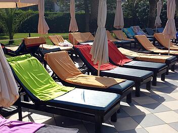Reservation of sun loungers by the pool by placing the towels