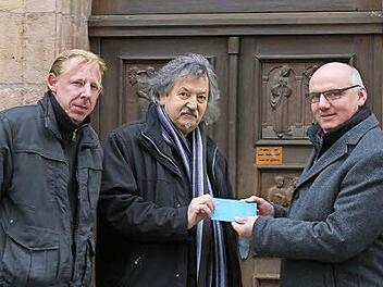 Daniel Jordan und Wolfgang Klier haben einen verschlossenen Umschlag an Stadtpfarrer Helmut Hetzel übergeben - in ihm sollen sich schon künftige Schlagzeilen befinden. Fotos: Andreas Brandl