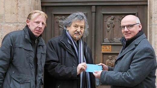 Daniel Jordan und Wolfgang Klier haben einen verschlossenen Umschlag an Stadtpfarrer Helmut Hetzel übergeben - in ihm sollen sich schon künftige Schlagzeilen befinden. Fotos: Andreas Brandl