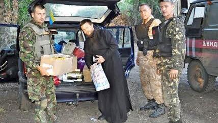 Priester Artemij Bondarenko beim Verteilen der Hilfsgüter aus Coburg für die Verletzten und Flüchtlinge in der Ostukraine. Foto: privat