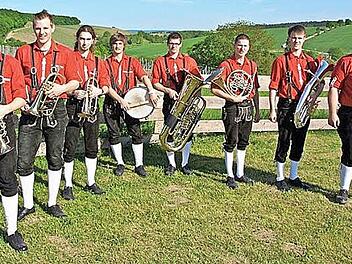 Die acht Musiker von "Meeblech", die in Volkach an der Mainschleife proben, gastieren am 17. Oktober im Kulturhaus Buchbach.  Foto: PR
