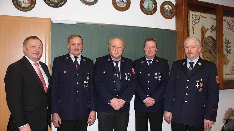Von links: Landrat Thomas Bold, Josef Breitenbach, Josef Möller, Klaus Kraft, Kommandant Andreas Möller. Foto: Birgit Will