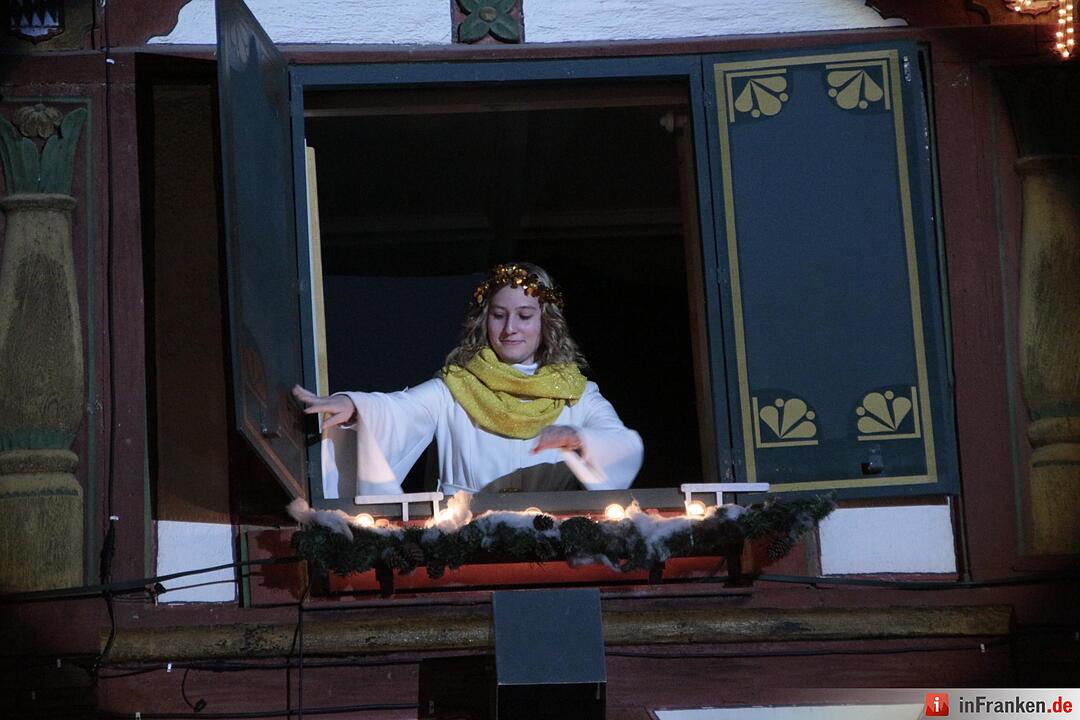 Das erste Fenster des Forchheimer Adventskalenders wurde von Weihnachtsengel Petra geöffnet.