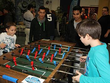 Kickern macht Kindern aller Nationalitäten Spaß. Die Regeln müssen da nicht lange erklärt werden. Fotos: Sonja Adam