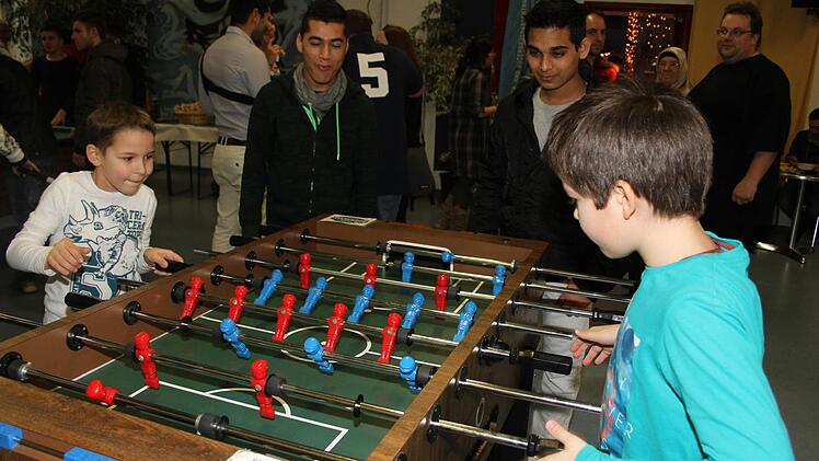 Kickern macht Kindern aller Nationalitäten Spaß. Die Regeln müssen da nicht lange erklärt werden. Fotos: Sonja Adam
