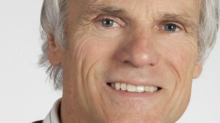 Richard Fix (Grüne): Der Ausschussgemeinschaft (Grüne/FDP) gehen die Einsparungen noch nicht weit genug. "Wir sind finanziell eigentlich nicht mehr handlungsfähig. Wir schaffen es nicht das Mindestziel, also die Tilgung der Zinsen zu erwirtschaften", sagt Fix. Alle verzichtbaren Maßnahmen müssten gestrichen, alle freiwilligen Leistung geprüft werden. Er forderte beispielsweise, von Vereinen Hallengebühren für Erwachsene zu erheben. Und: "Wir müssen endlich anfangen, eine Prioritätenliste zu ...