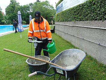 Ein Mitarbeiter des Bauhofs setzt erste Sofortmaßnahmen im Gräfenberger Freibad um.  Fotos: Petra Malbrich