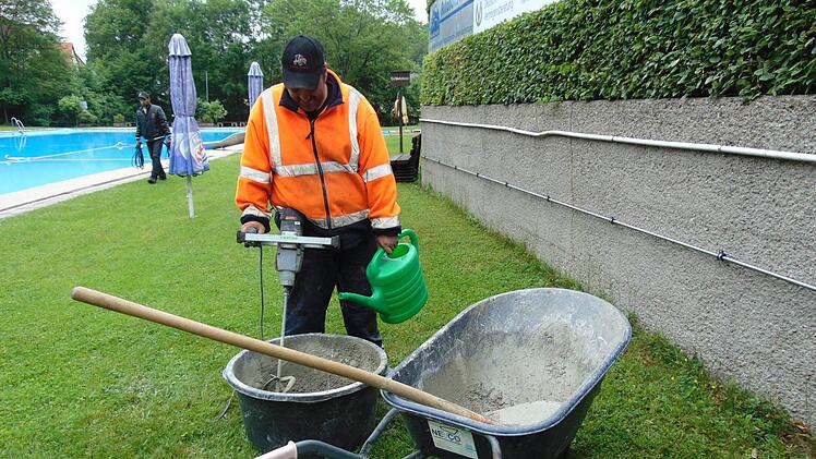 Ein Mitarbeiter des Bauhofs setzt erste Sofortmaßnahmen im Gräfenberger Freibad um.  Fotos: Petra Malbrich