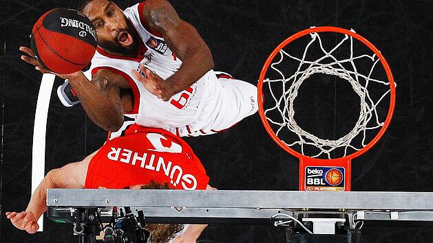 Brad Wanamaker beim Korbleger gegen Ulms Per G&uuml;nther. Fotos: Daniel L&ouml;b