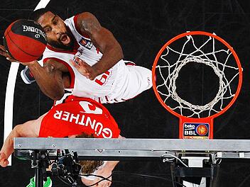 Brad Wanamaker beim Korbleger gegen Ulms Per Günther. Fotos: Daniel Löb