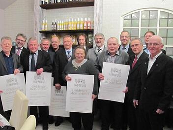 Goldene Meisterbriefe wurden diesen bewährten Handwerksmeistern von der Handwerkskammer für Oberfranken überreicht. Foto: Martin Koch