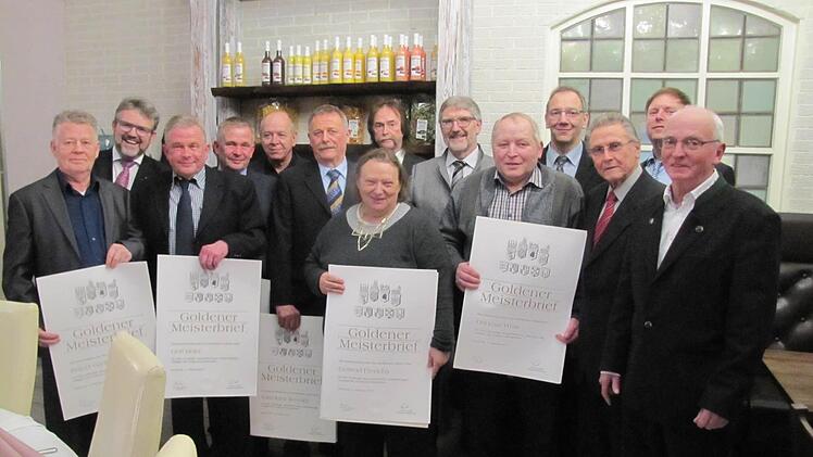 Goldene Meisterbriefe wurden diesen bewährten Handwerksmeistern von der Handwerkskammer für Oberfranken überreicht. Foto: Martin Koch